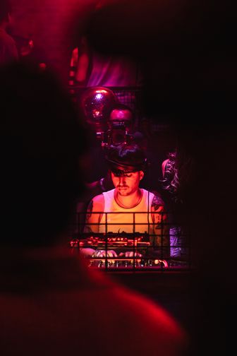 Speel "ADE Top 10 Chart" af