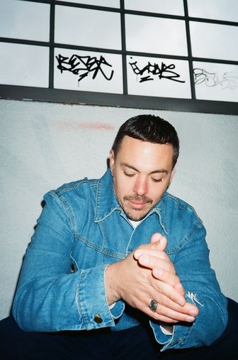 Speel "November Charts" af